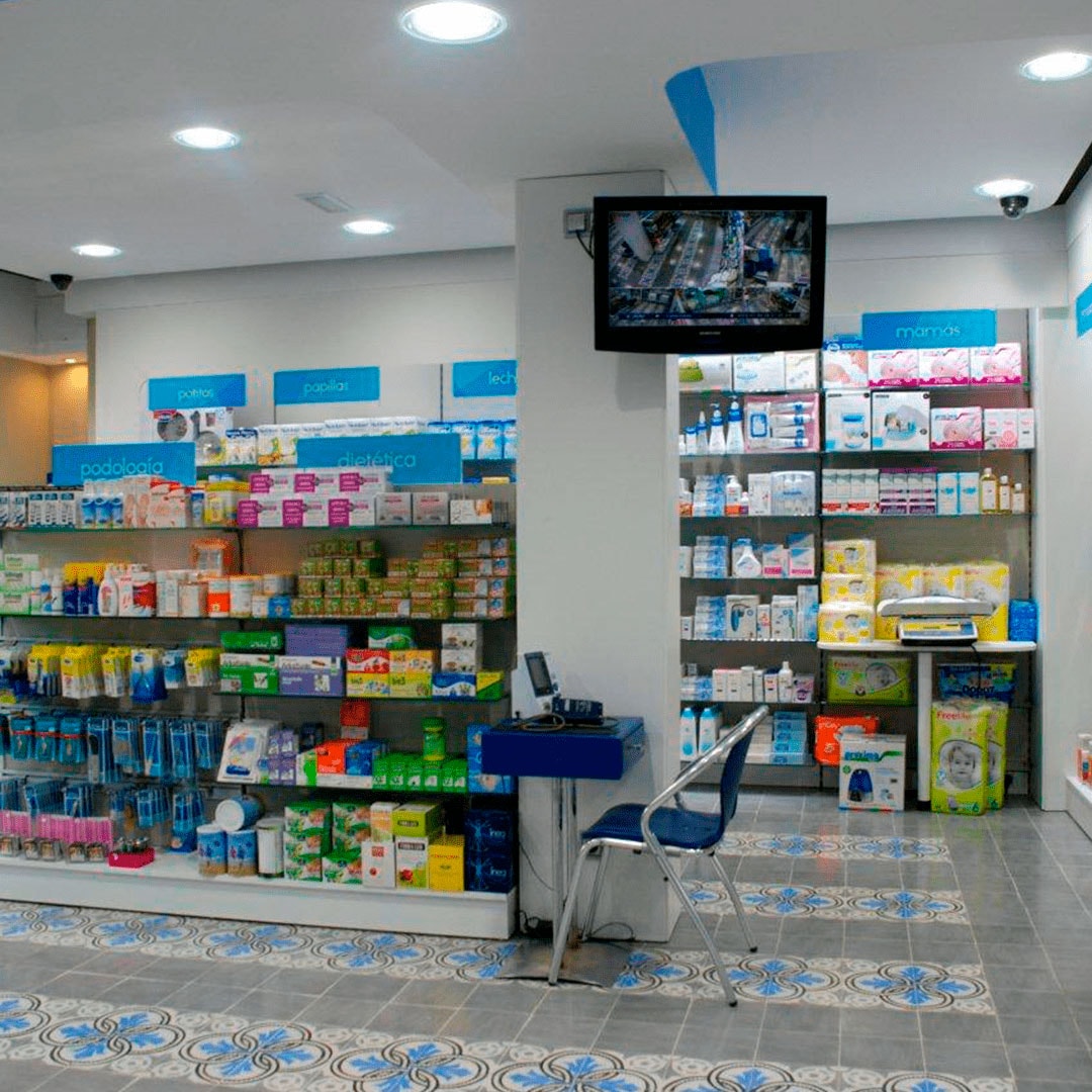 Farmacia con suelo en mosáicos hidráulicos florales con tonos blancos y azules