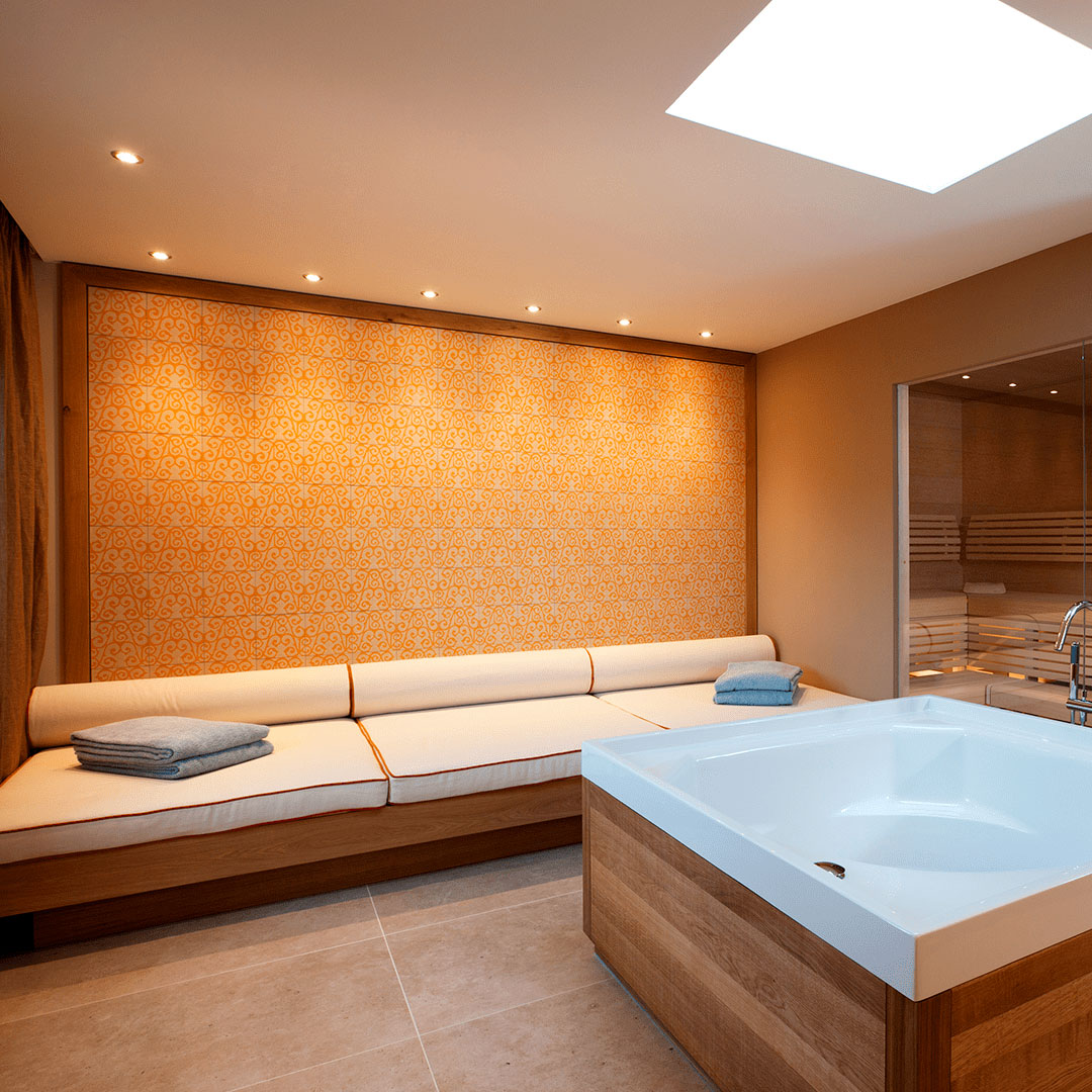 Jacuzzi con pared de mosáicos hidráulicos