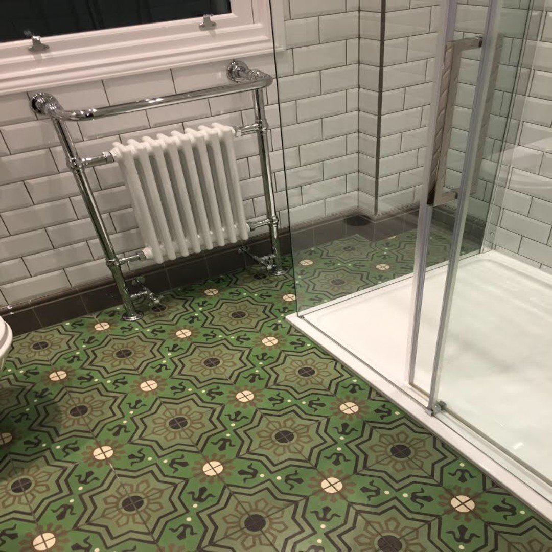 Suelo de baño moderno con baldosas hidráulicas