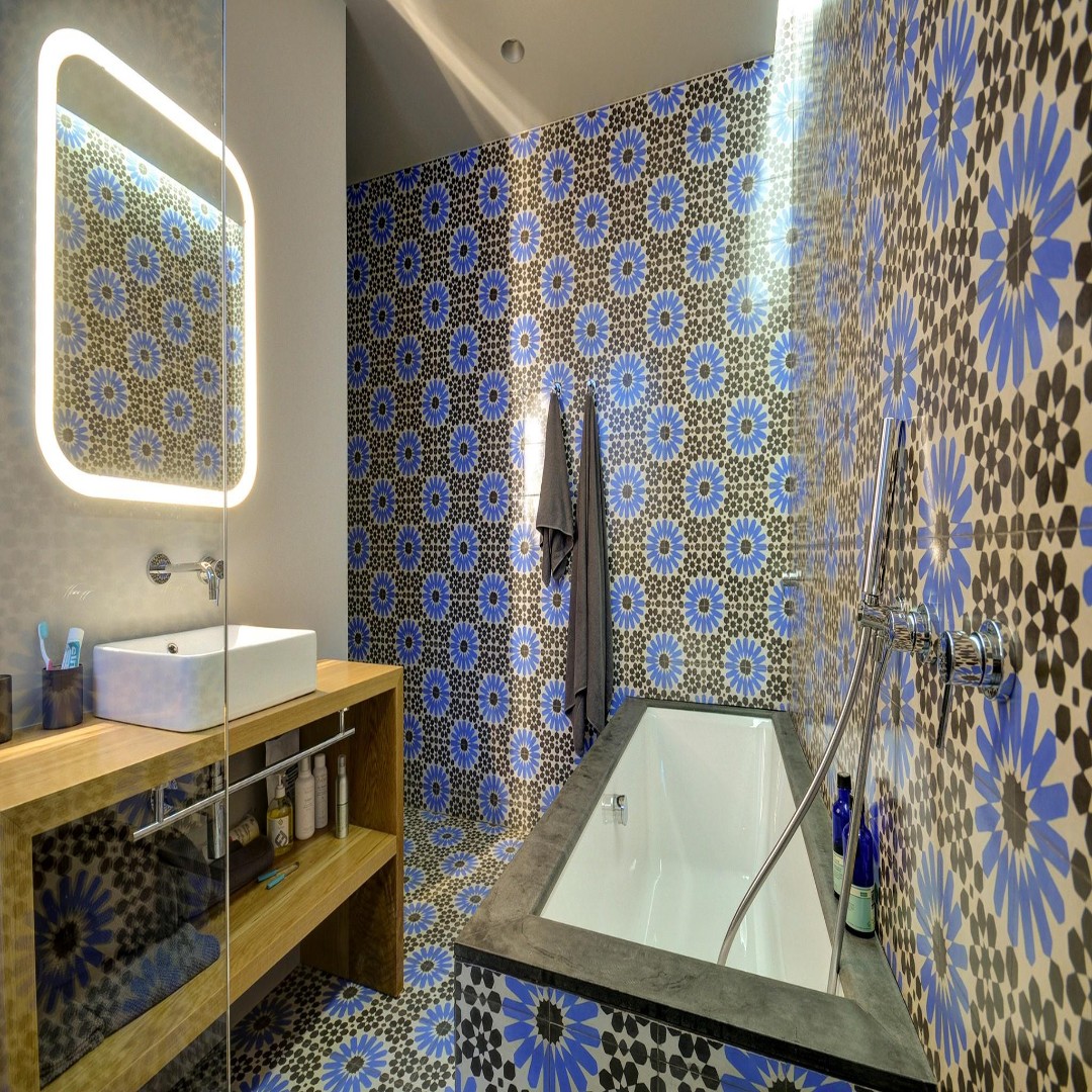 Azulejos y baldosas hidráulicas de estilo floral en baño
