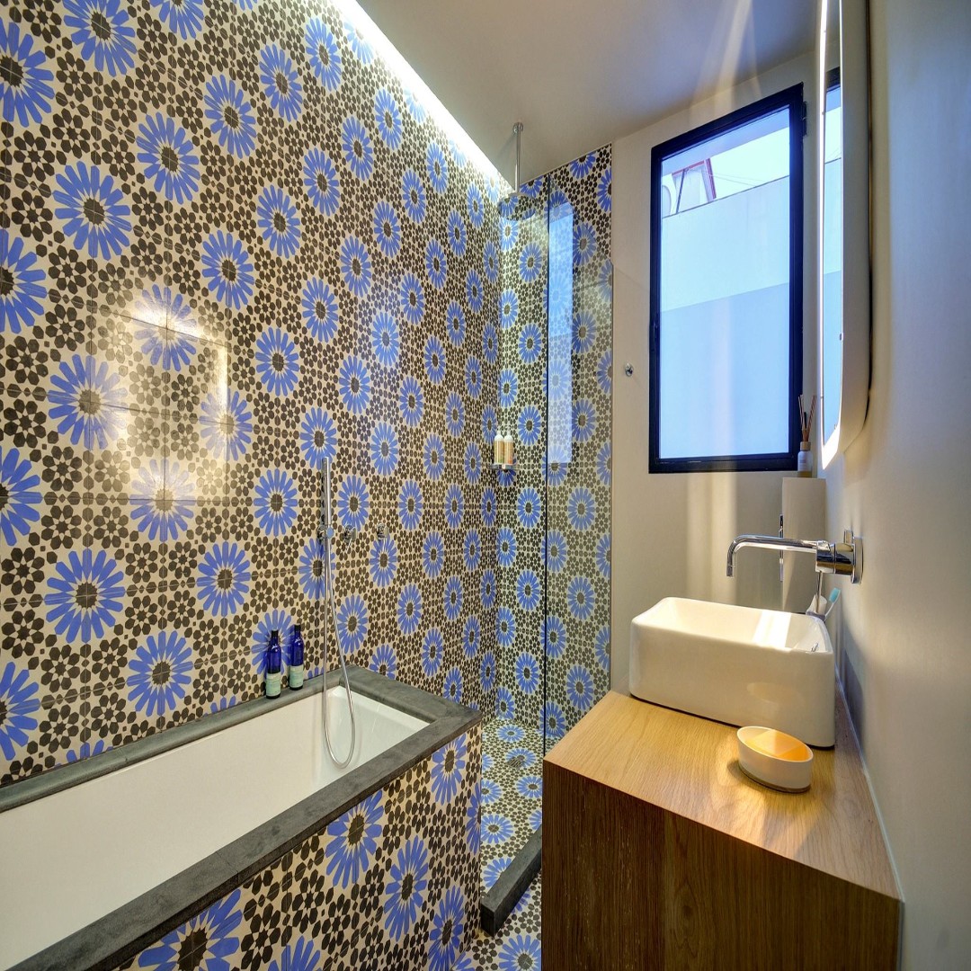 Azulejos y mosáicos hidráulicos de estilo floral en baño