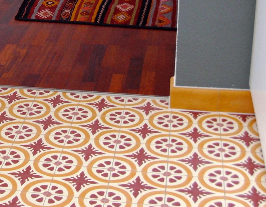 Muestra de suelo con mosáicos hidráulicos en color rojo y amarillo