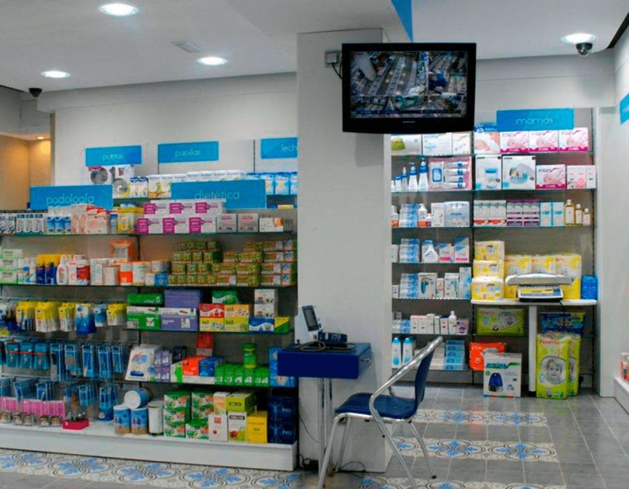 Farmacia con suelo en mosáicos hidráulicos florales con tonos blancos y azules