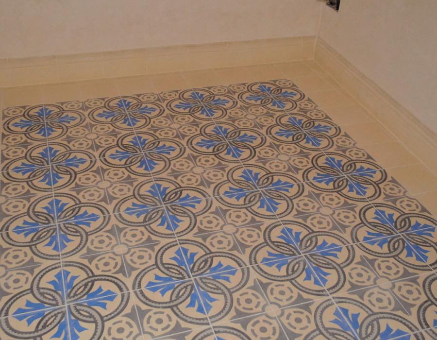 Suelo en baldosas hidráulicas florales con tonos blancos y azules