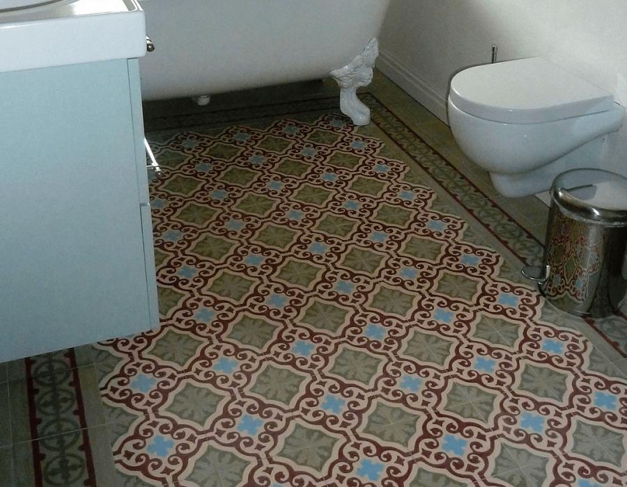 Cuarto de baño con mosáicos clásicos