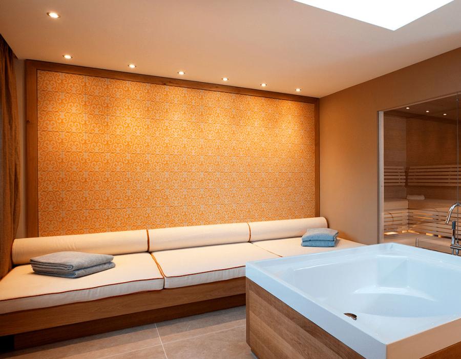 Jacuzzi con pared de mosáicos hidráulicos