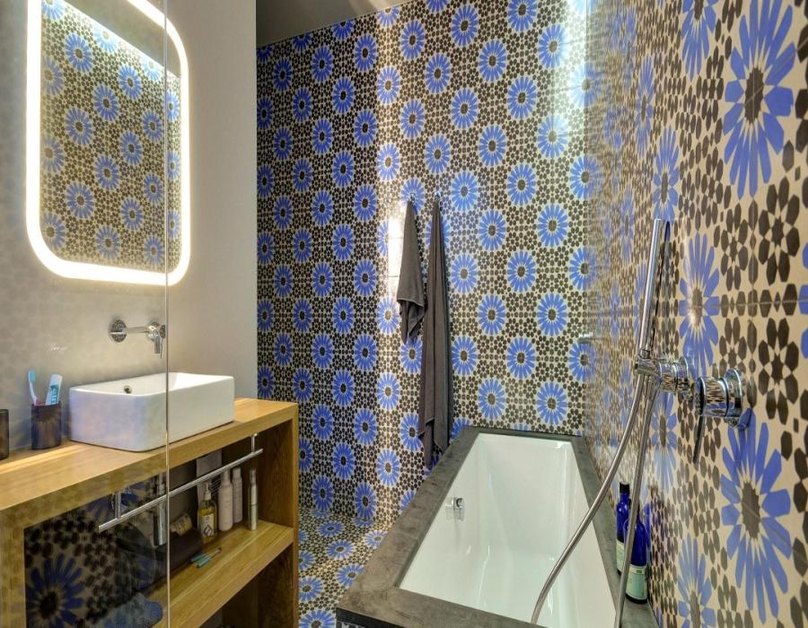 Azulejos y baldosas hidráulicas de estilo floral en baño