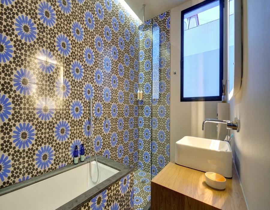 Azulejos y mosáicos hidráulicos de estilo floral en baño