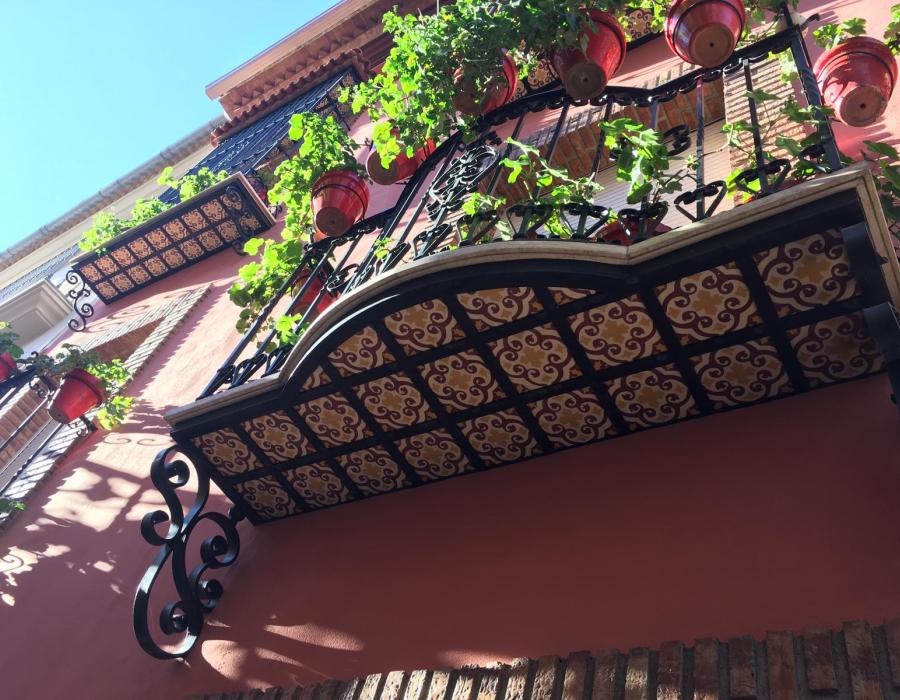 Balcón con mosáicos hidráulicos florales