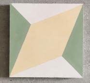 Mosáico artesano geométrico compuesto de rombos en verde, amarillo y blanco