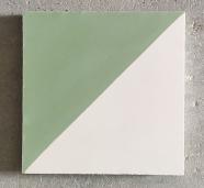 Losa hidráulica con un diseño que combina dos triángulos en verde y blanco