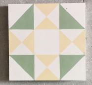 Mosáico geométrico compuesto de triángulos en verde, amarillo y blanco
