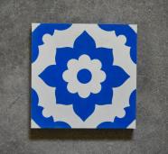 Mosáico floral hidráulico con forma de pétalo en color azul y blanco