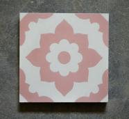 Mosáico floral artesano con forma de pétalo en color rosa y blanco
