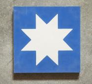 Mosáico hidráulico geométrico con estrella de ocho puntas en azul