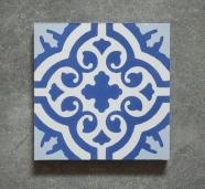 Baldosa hidráulica estilo floral con forma de cruz color azul y blanco
